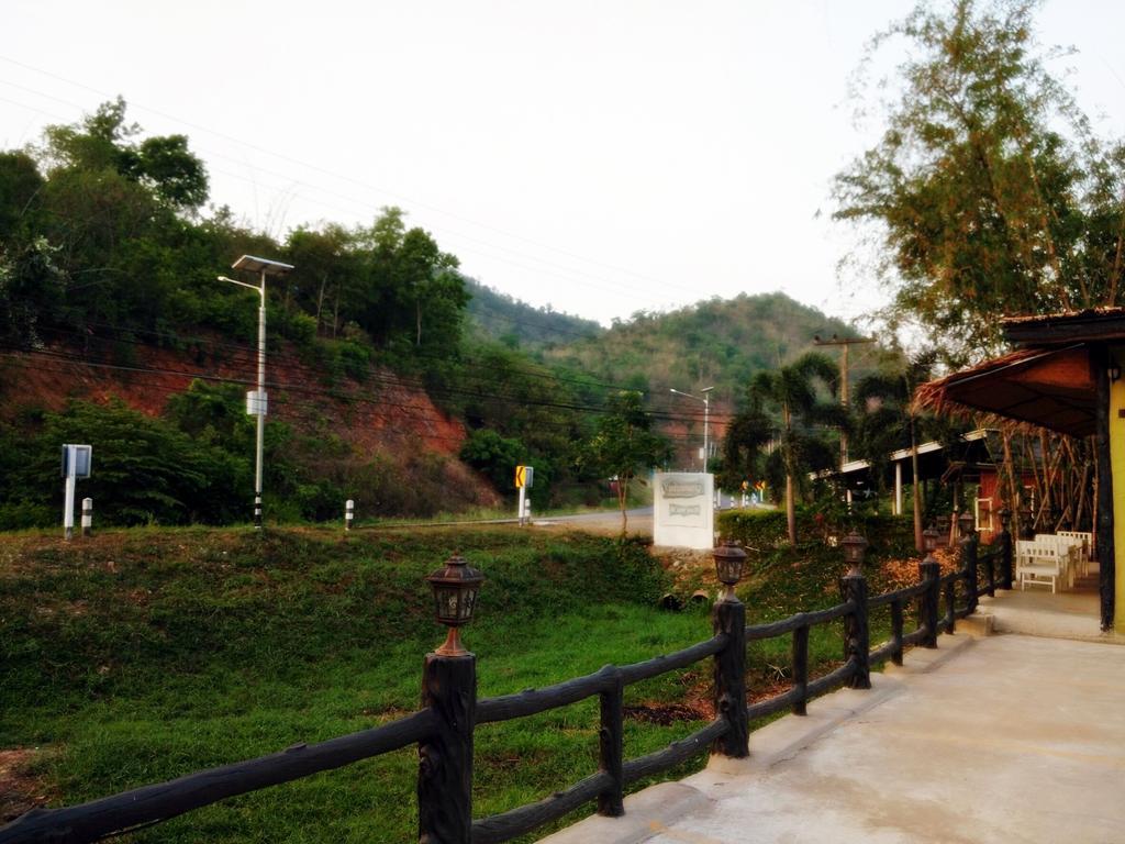 Baan Pong Tara Hotel Suan Phueng Exterior foto